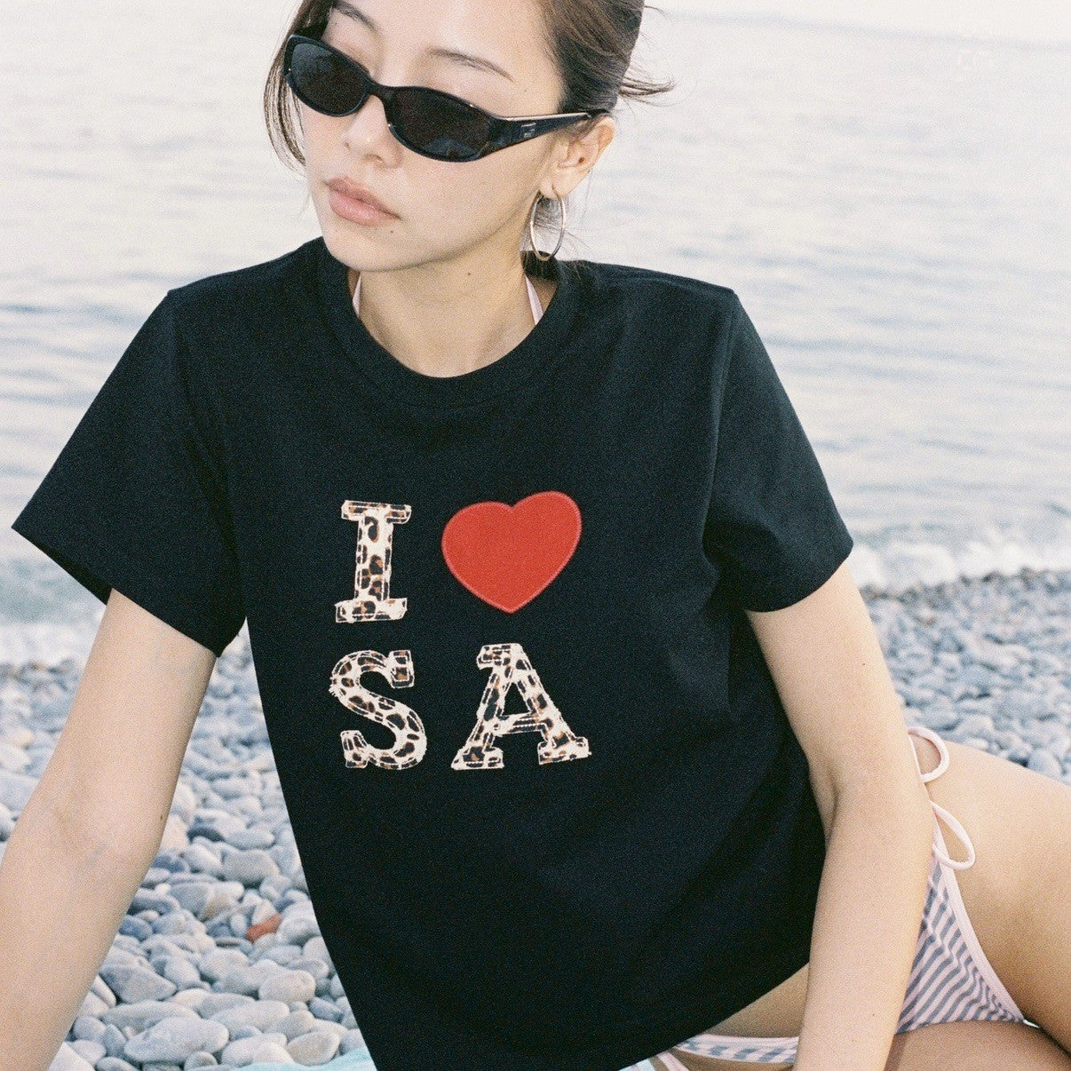SOMETHING I LOVE SA TEE (BLACK) (10 days PRE-ORDER)